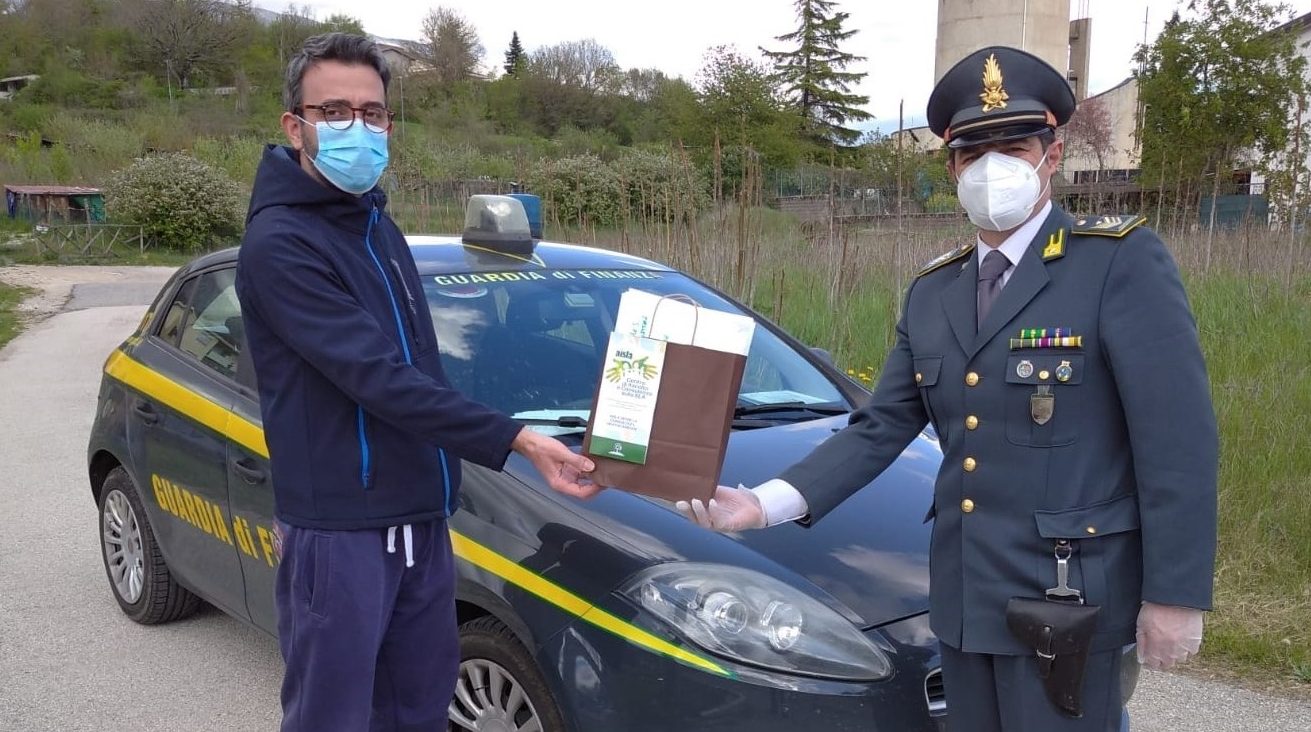 Coronavirus, le fiamme gialle consegnano mascherine protettive ai malati con sindrome di Sla (video)