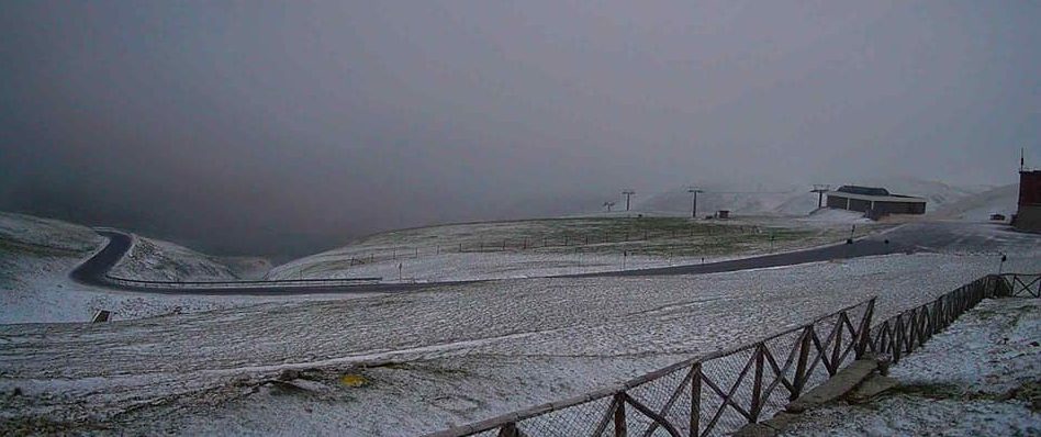 Bianco risveglio a Campo Imperatore, leggera nevicata nella notte a 2mila metri sul Gran Sasso