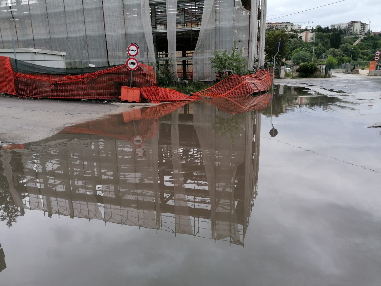 Piazzale della stazione allagato, le foto della Stazione dell’Aquila