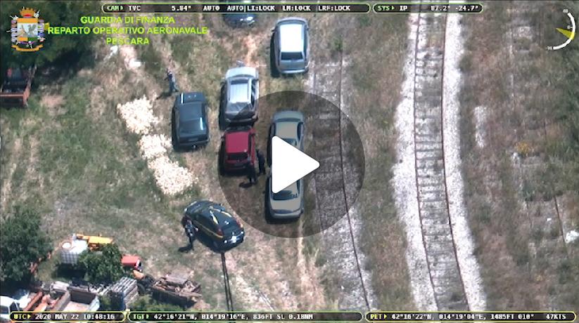 Controlli aerei della guardia di finanza, sequestrata un’area con 14 automobili abbandonate (video)