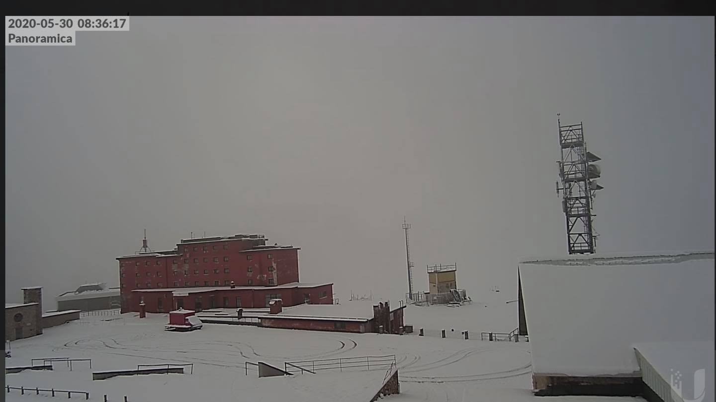 Neve a fine maggio, Campo Imperatore si sveglia imbiancato