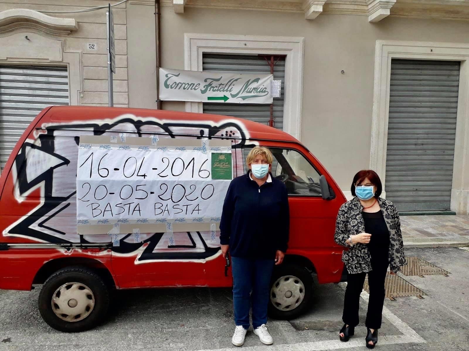 L’onorevole Stafania Pezzopane in Piazza Duomo per protestare contro la chiusura dello storico bar Nurzia