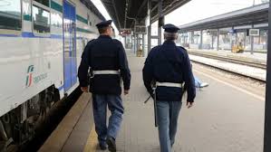 Si allontana di casa e va verso la ferrovia: 90enne salvato da un agente di polizia fuori servizio