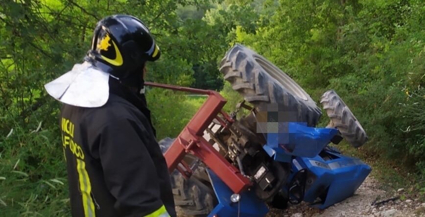 Mezzo agricolo si ribalta, muore il conducente