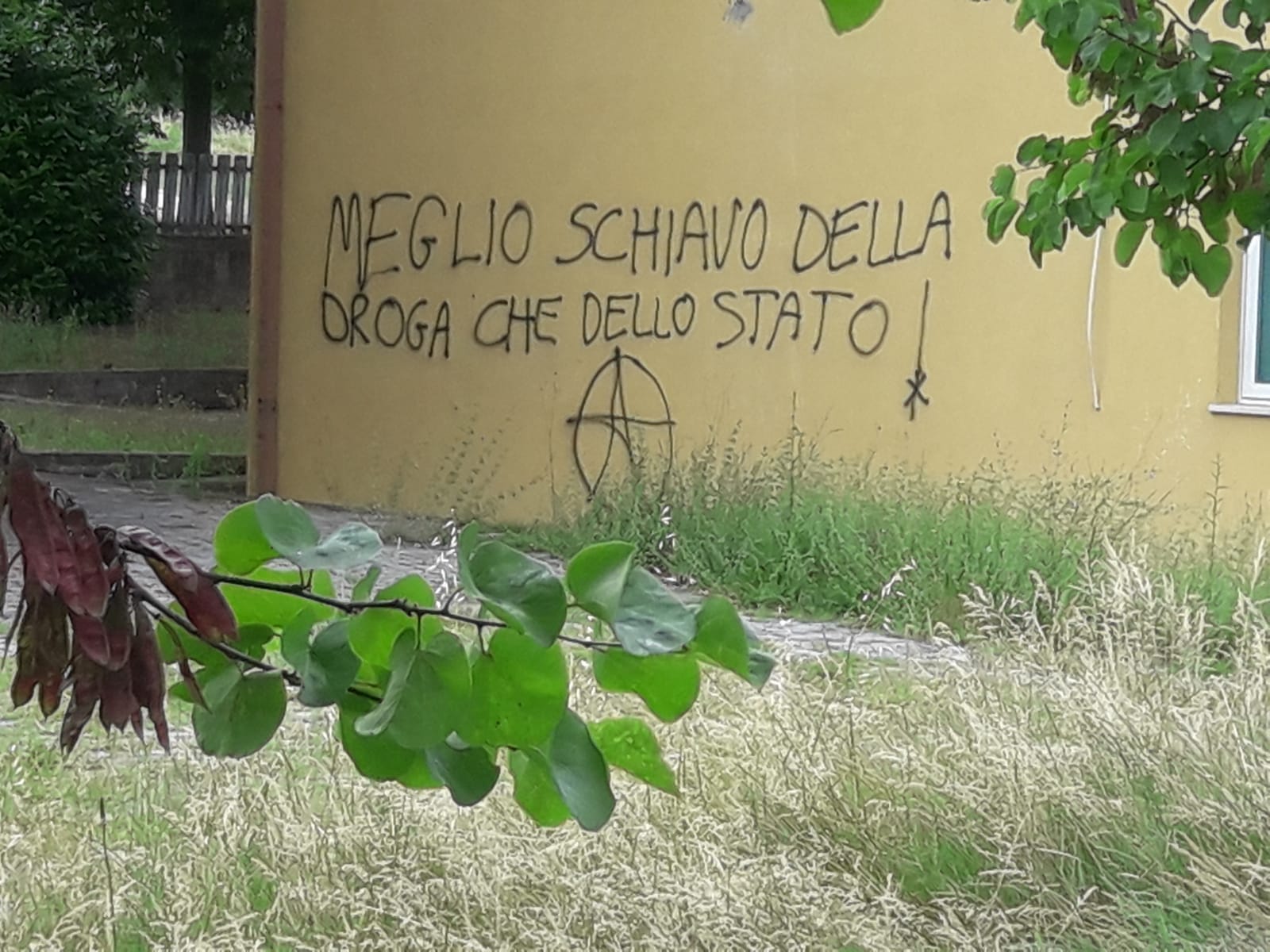 “Meglio schiavo della droga che dello Stato”, appare una scritta anarchica sul muro dell’asilo nido
