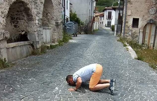 Torna al suo paese d’origine dopo tre mesi e bacia terra, la foto diventa virale