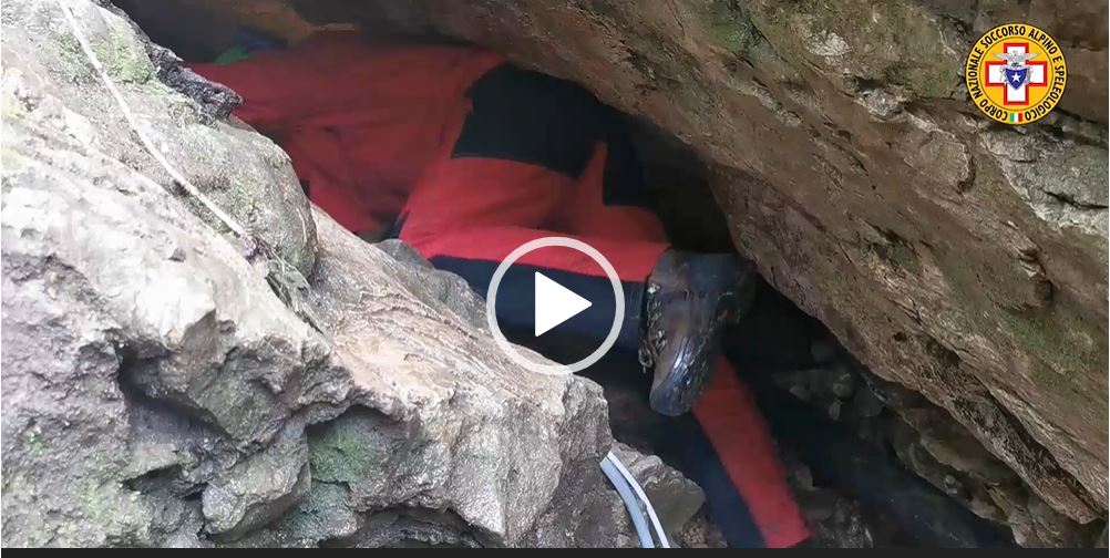 Inghiottito dalla montagna dopo la frana, speleologo trovato senza vita. Salvati i due compagni (Video)