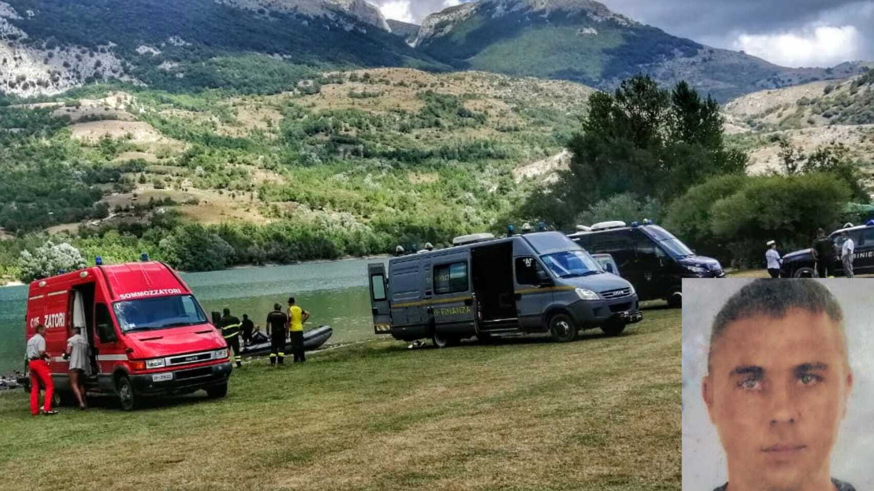 Trovato senza vita il corpo del papà caduto durante la gita nel lago con i figli