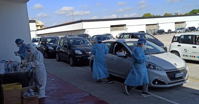 Screening in provincia dell’Aquila, 182 positivi su 49.210 tamponi. Ecco i dati per Comuni