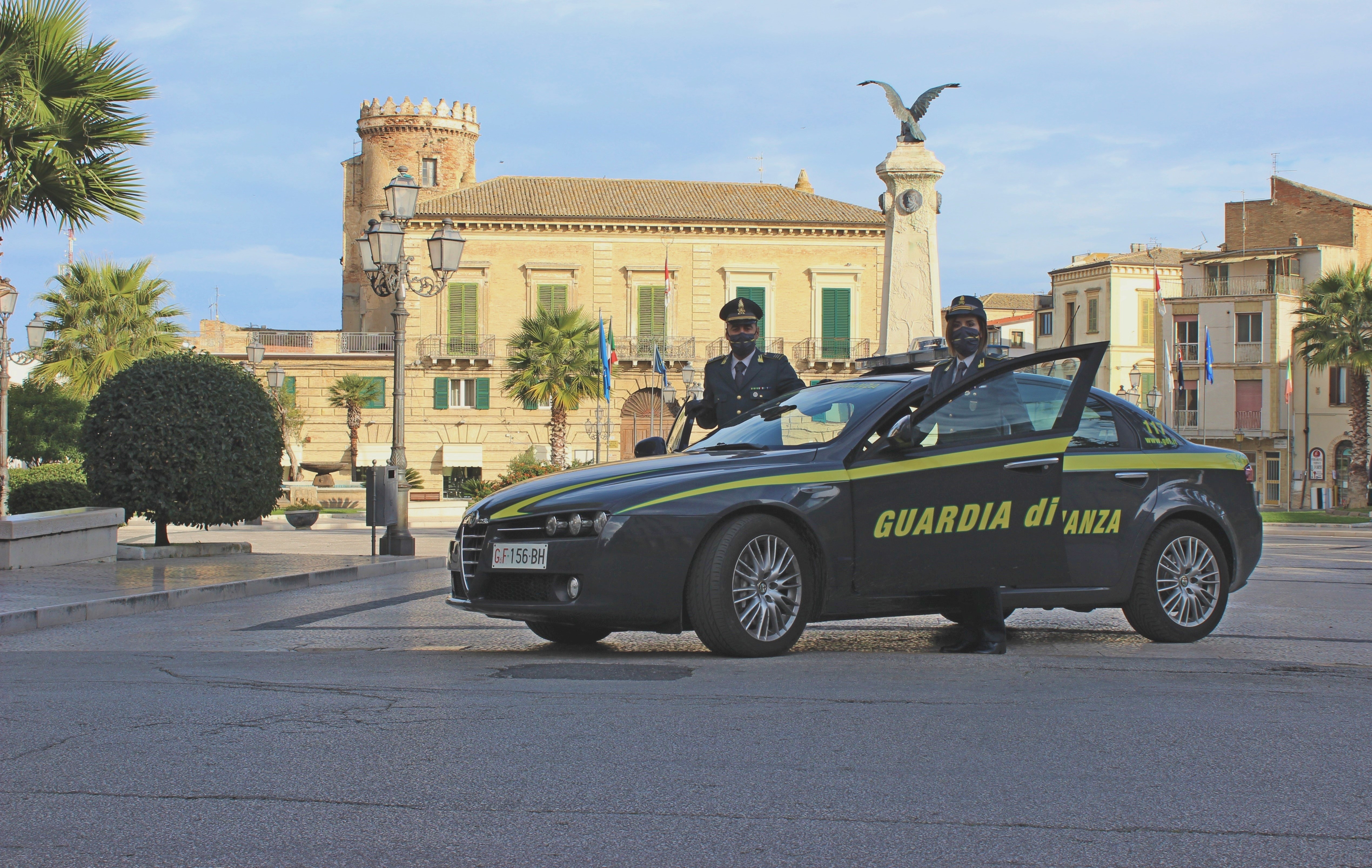 Cessa attività e lavora in nero per 15 anni: scovato dalla GdF barbiere abusivo