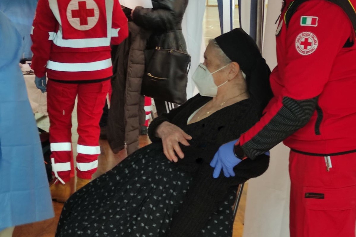 Oltre 80 anni, abito tradizionale e vaccino anticovid: Margherita simbolo d’Abruzzo