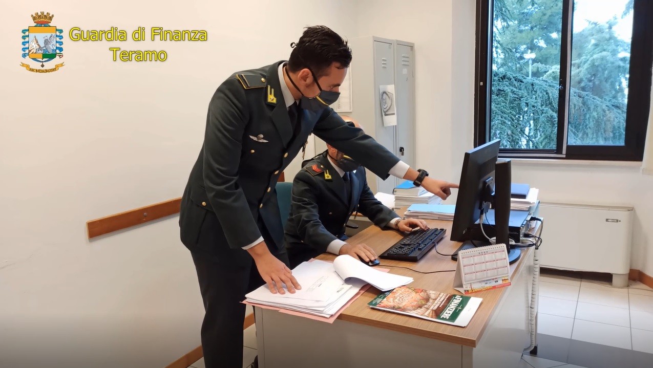 Lavoravano in nero e vincevano migliaia di euro on line ma percepivano reddito di cittadinanza (VIDEO)