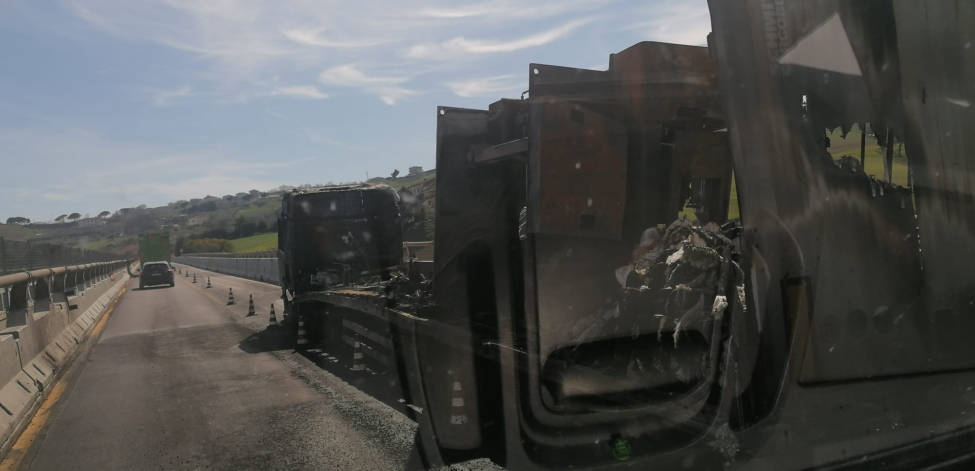 Tir in fiamme su A14, a lavoro vvf e polizia stradale: chiuso viadotto Cerrano