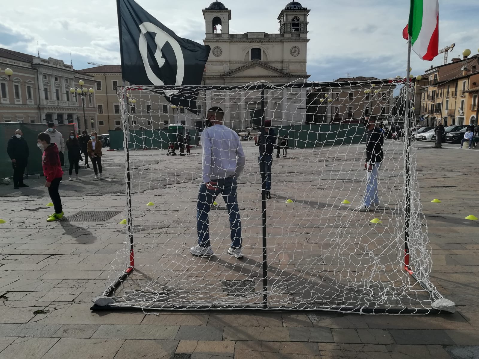 I giovani di CasaPound scendono in piazza Duomo e giocano una partita di pallone