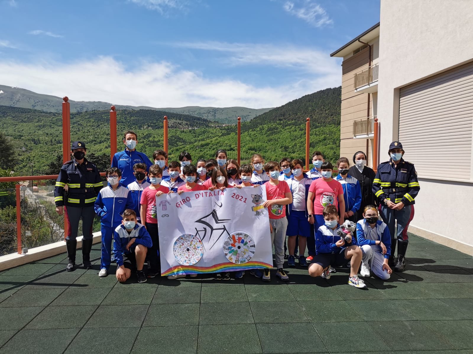 Giro e “Biciscuola”, premiate due scuole elementari dell’Aquila alla presenza della Stradale