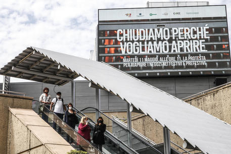 Protestano centri commerciali, serrata 30mila negozi: “Revocate le misure!”