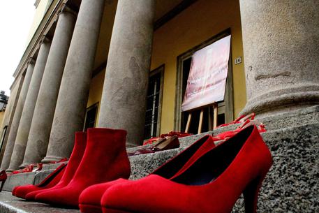 In occasione della giornata mondiale contro la violenza sulle donne, il teatro Regio di Parma ha posizionato sugli scalini dell'ingresso alcune scarpe rosse, 25 novembre 2019. ANSA/SANDRO CAPATTI
