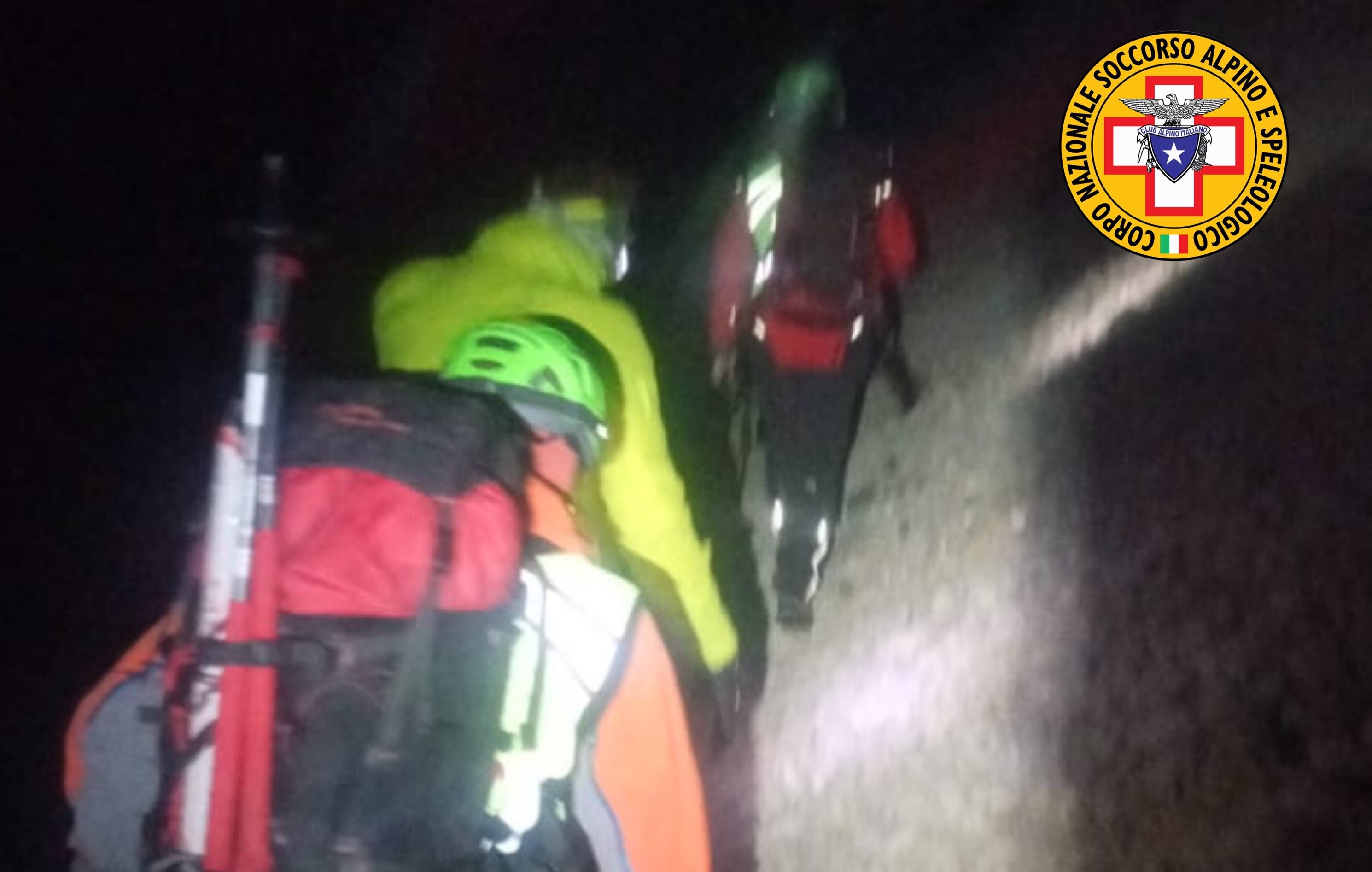 Si perdono in quota senza attrezzature adeguate e con la nebbia, recuperati dal soccorso alpino