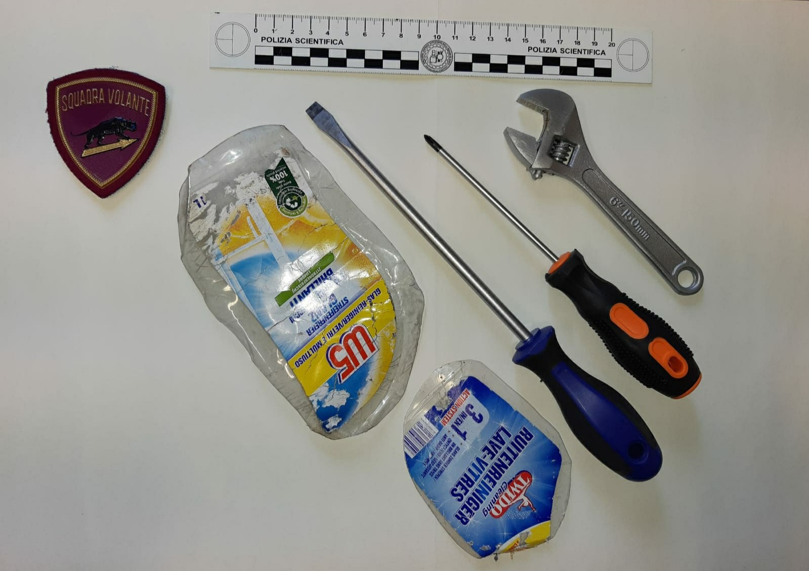 In giro per Pescara con cacciaviti, chiavi inglesi e lastre per forzare porte: una denuncia