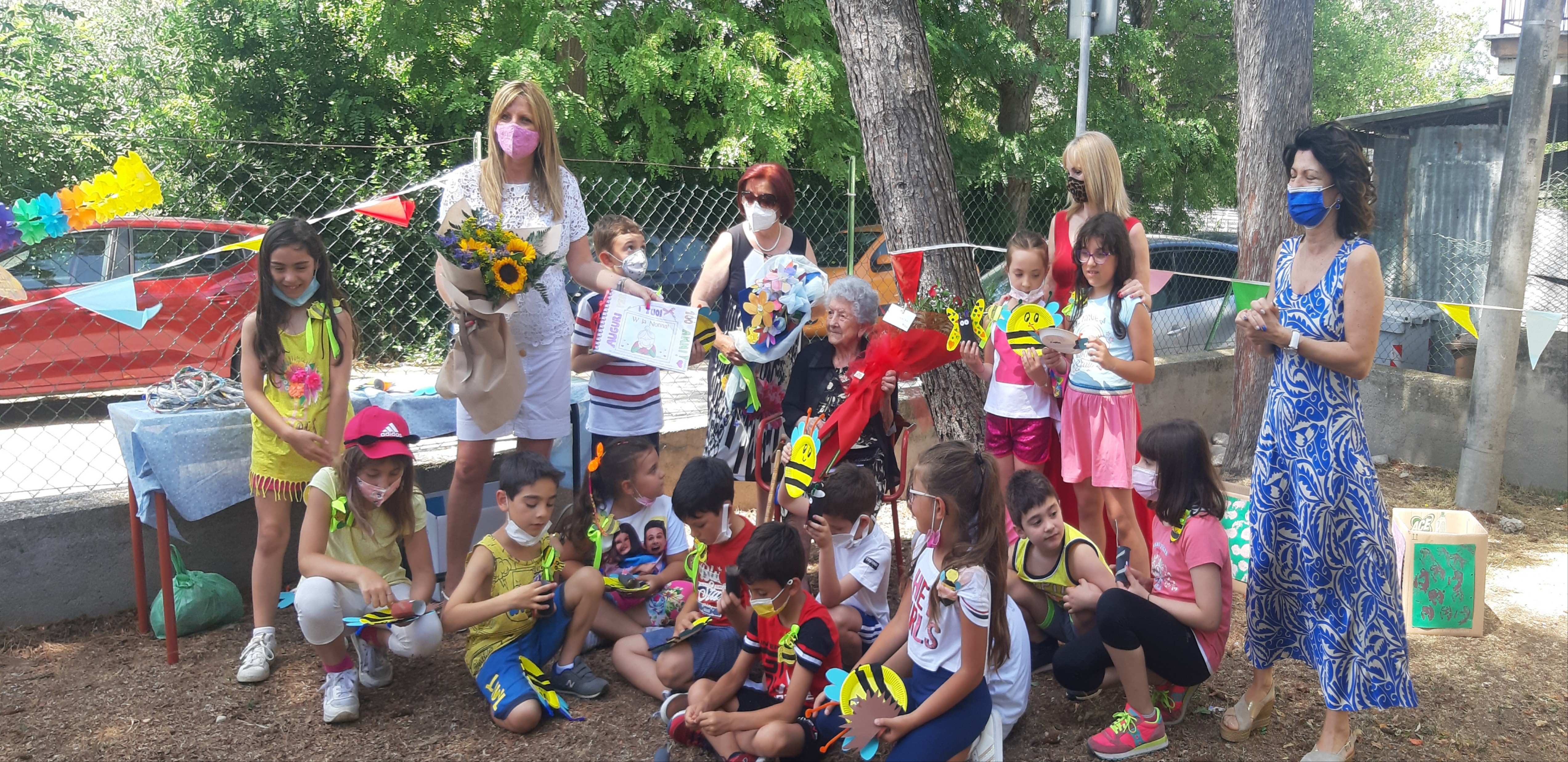 I 100 anni della nonnina Maria Di Marco chiudono il campus estivo della primaria di Villa Vomano