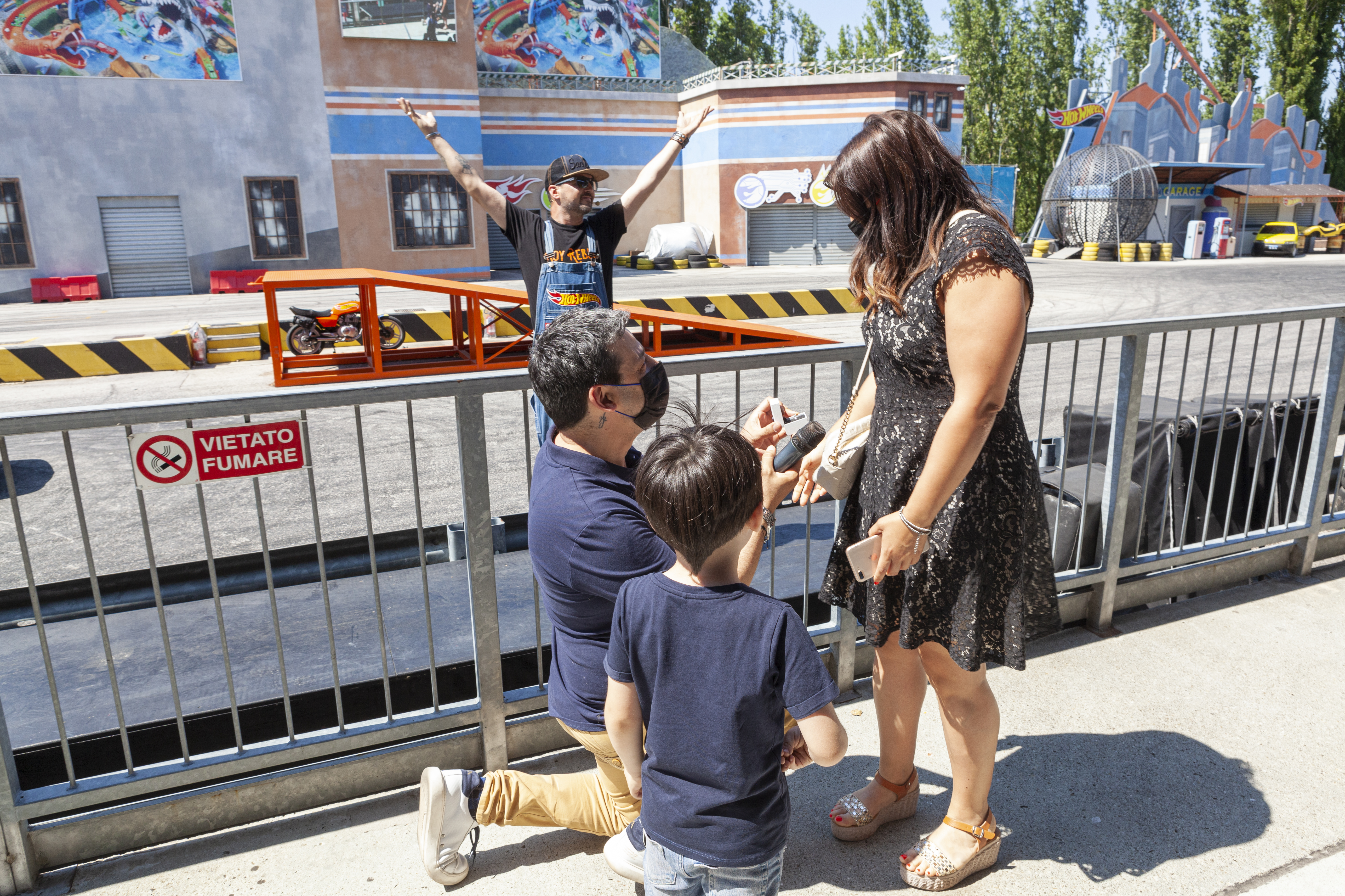 In ginocchio tra le acrobazie di Mirabilandia: la proposta di matrimonio a Francesca