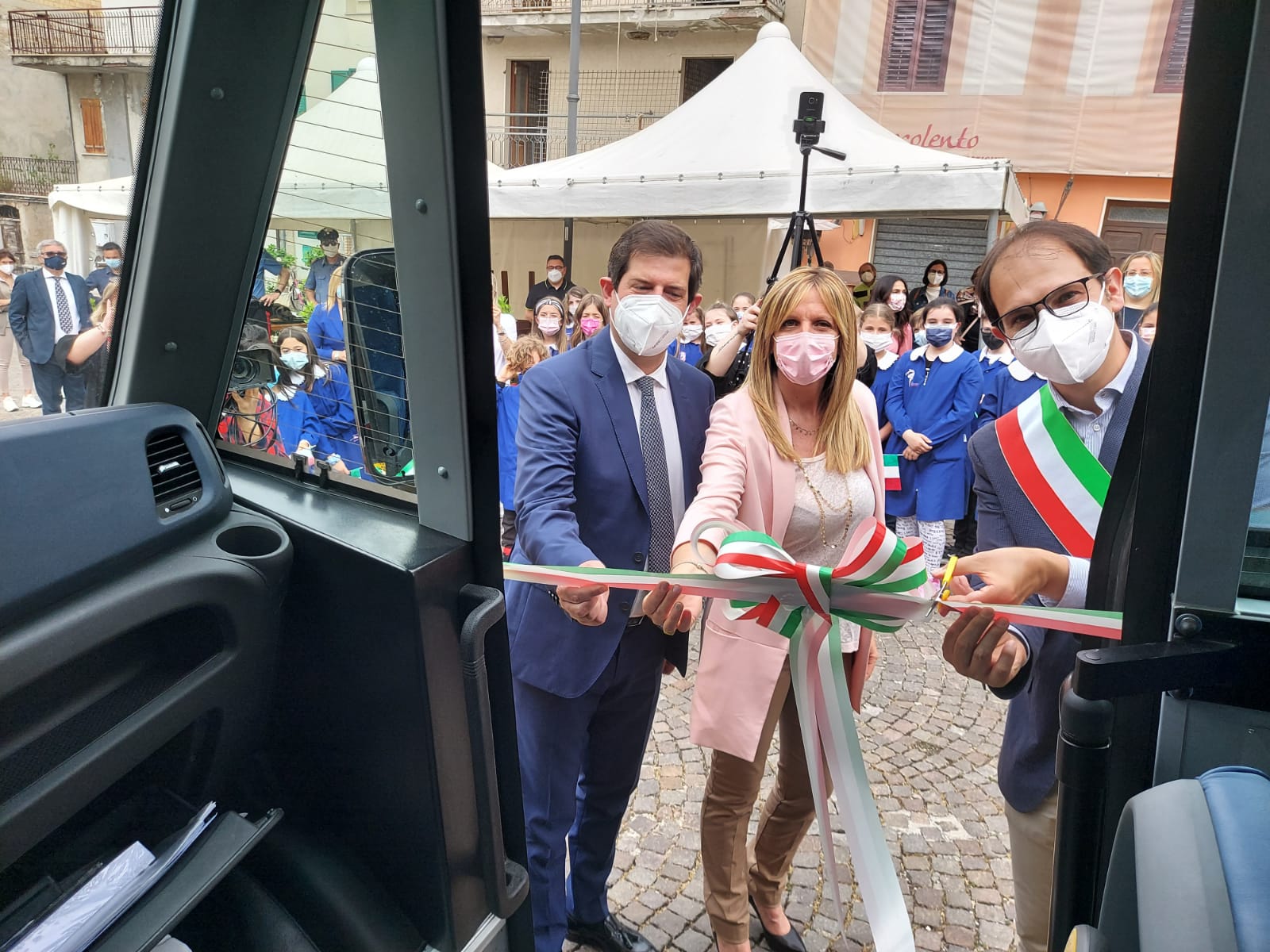 Arriva lo scuolabus nuovo a Villa Vomano ed è subito festa