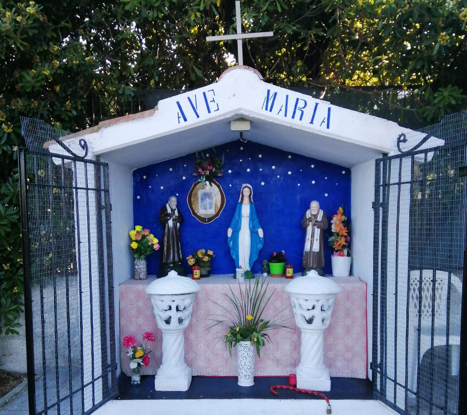 Giulianova, restaurata la teca con le statue della Madonna e di San Pio vandalizzata