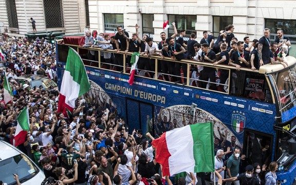 Polemica sul giro in bus scoperto della nazionale