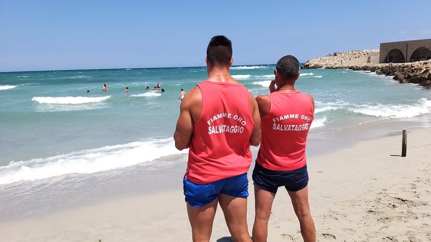 Paura in spiaggia, bimbo di 5 anni si perde: la polizia lo ritrova in uno stabilimento