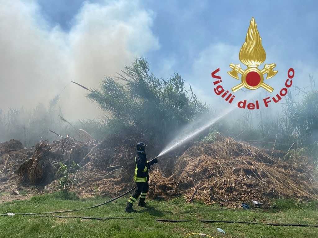 Incendio in zona Grandi Alberghi a Montesilvano, Vvf ed elicottero in azione