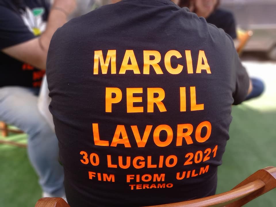 Lavoro, sindacati e vertenze sfilano in piazza a Teramo: “Territorio martoriato”