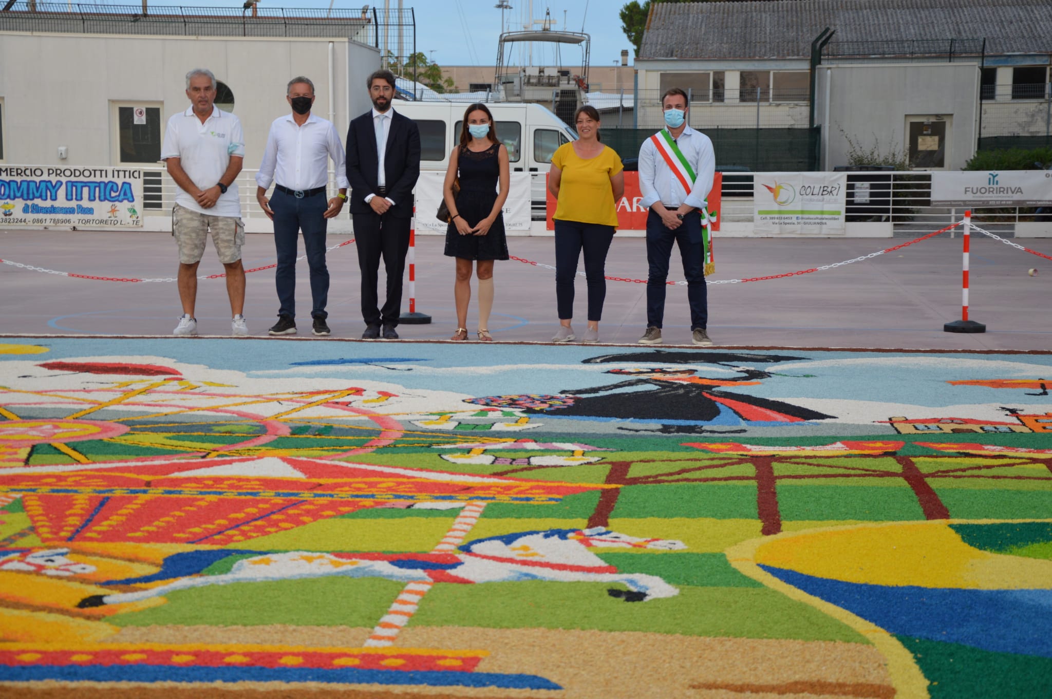 Giulianova, il gigantesco tappeto “Colibrì” colora Piazza del Mare