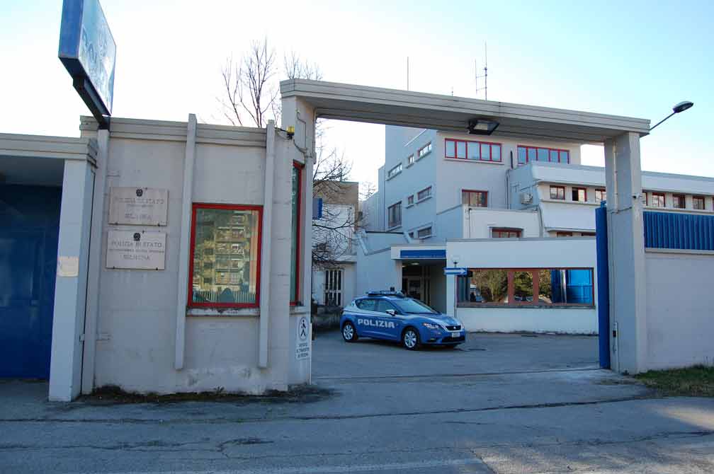 Blocca il traffico con il furgone e lancia sassi ai passanti: in carcere