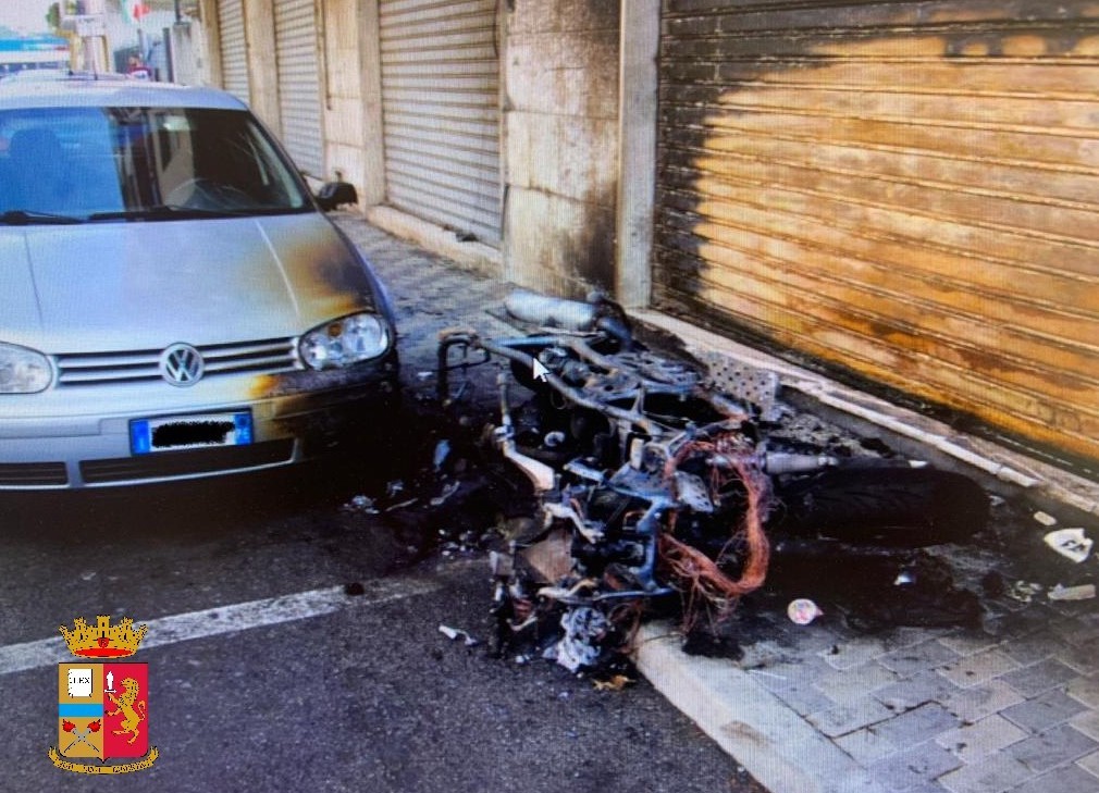 Incendiano una moto nel quartiere Rancitelli per vendetta, in manette tre uomini