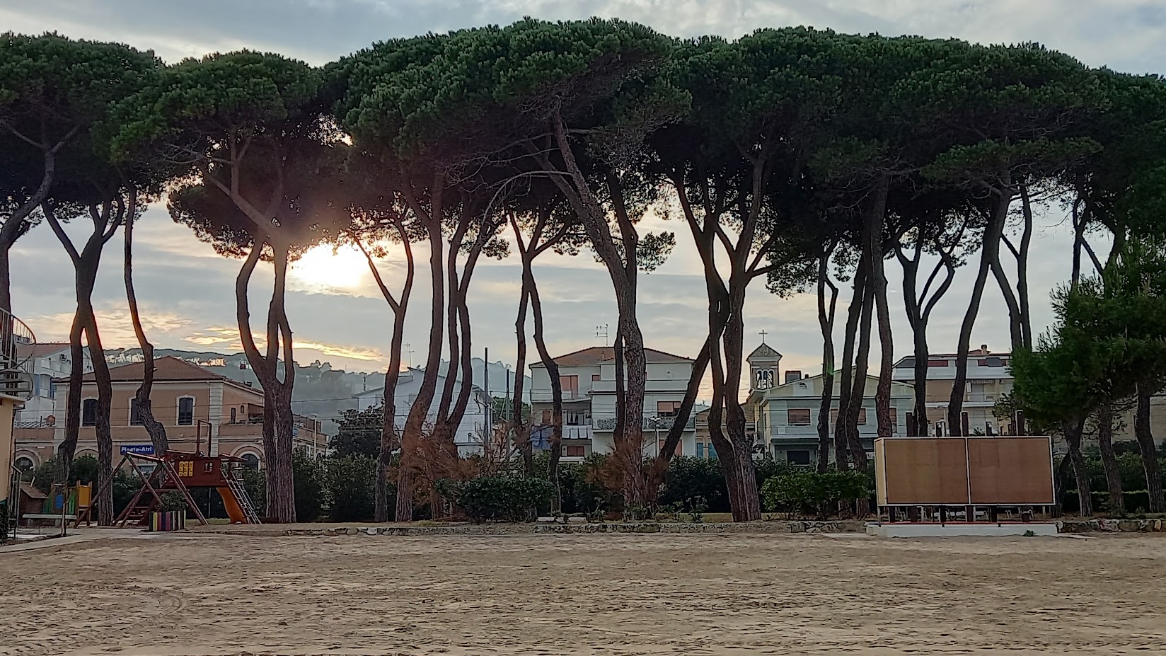 Brucia il verde d’Abruzzo ma a Pineto fuochi d’artificio nell’Area protetta di Cerrano (VIDEO)