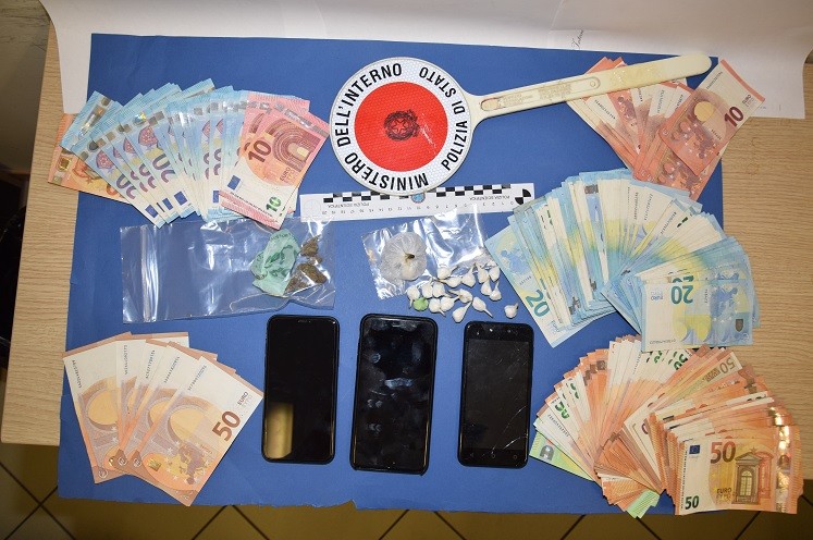 Nascondevano droga vicino al cimitero, due arresti all’Aquila