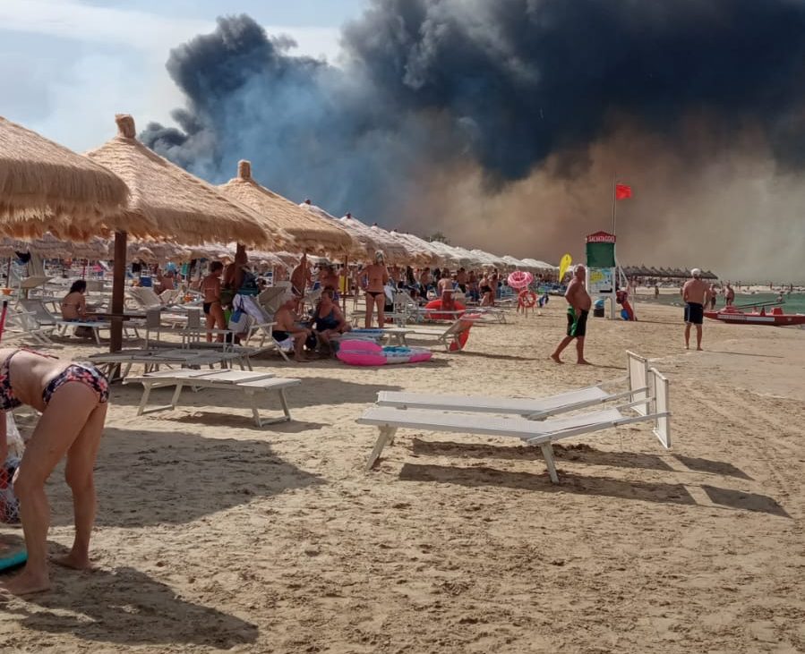 Paura in spiaggia, un’enorme nube nera si avvicina al mare: brucia la Pineta di Francavilla (FOTO E VIDEO)