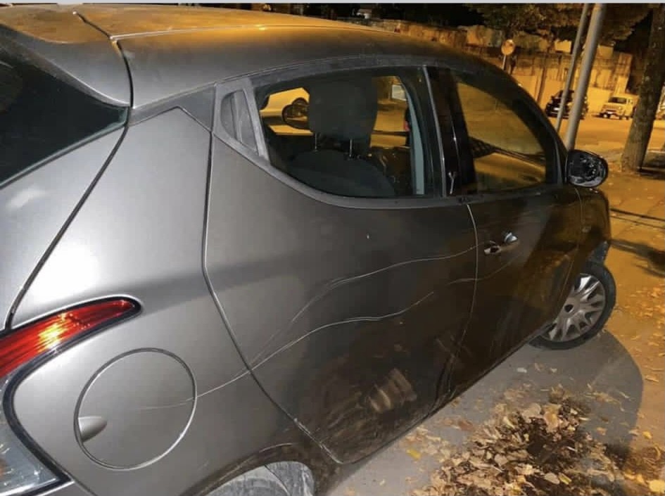 Sperma e pipì sopra l’auto di notte, è caccia ai responsabili (FOTO)