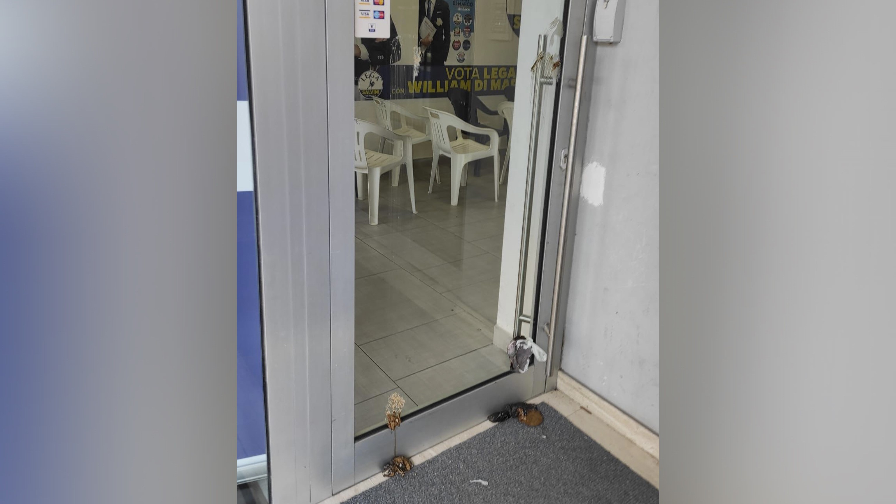 Amministrative Roseto, vandalismo ed escrementi fuori la sede della Lega: “Ignoranza e civiltà”