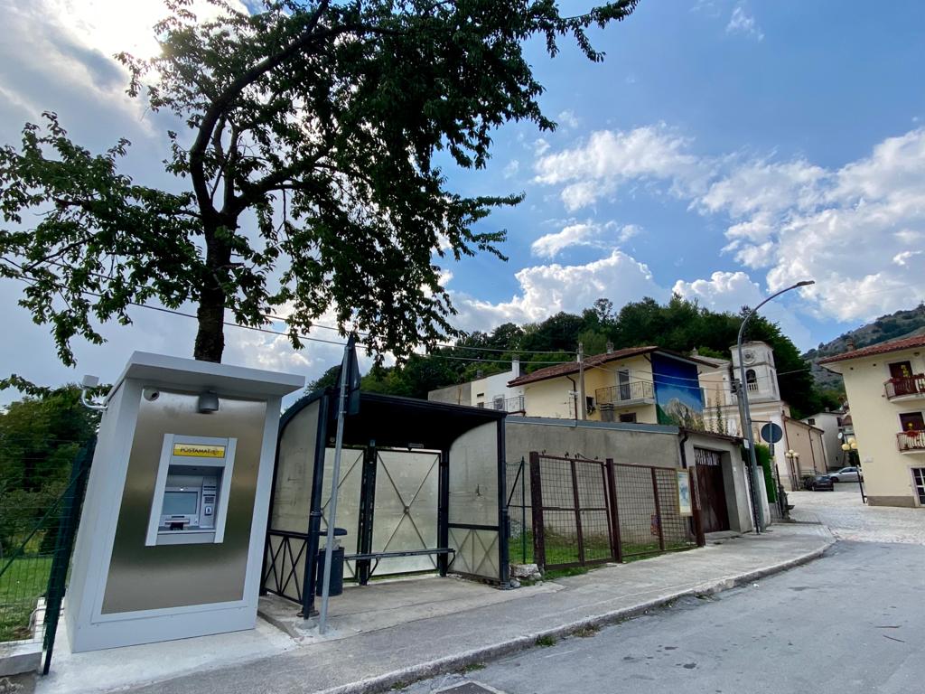 Attivato il postamat a Villa Scontrone, Poste Italiane investe su piccoli Comuni