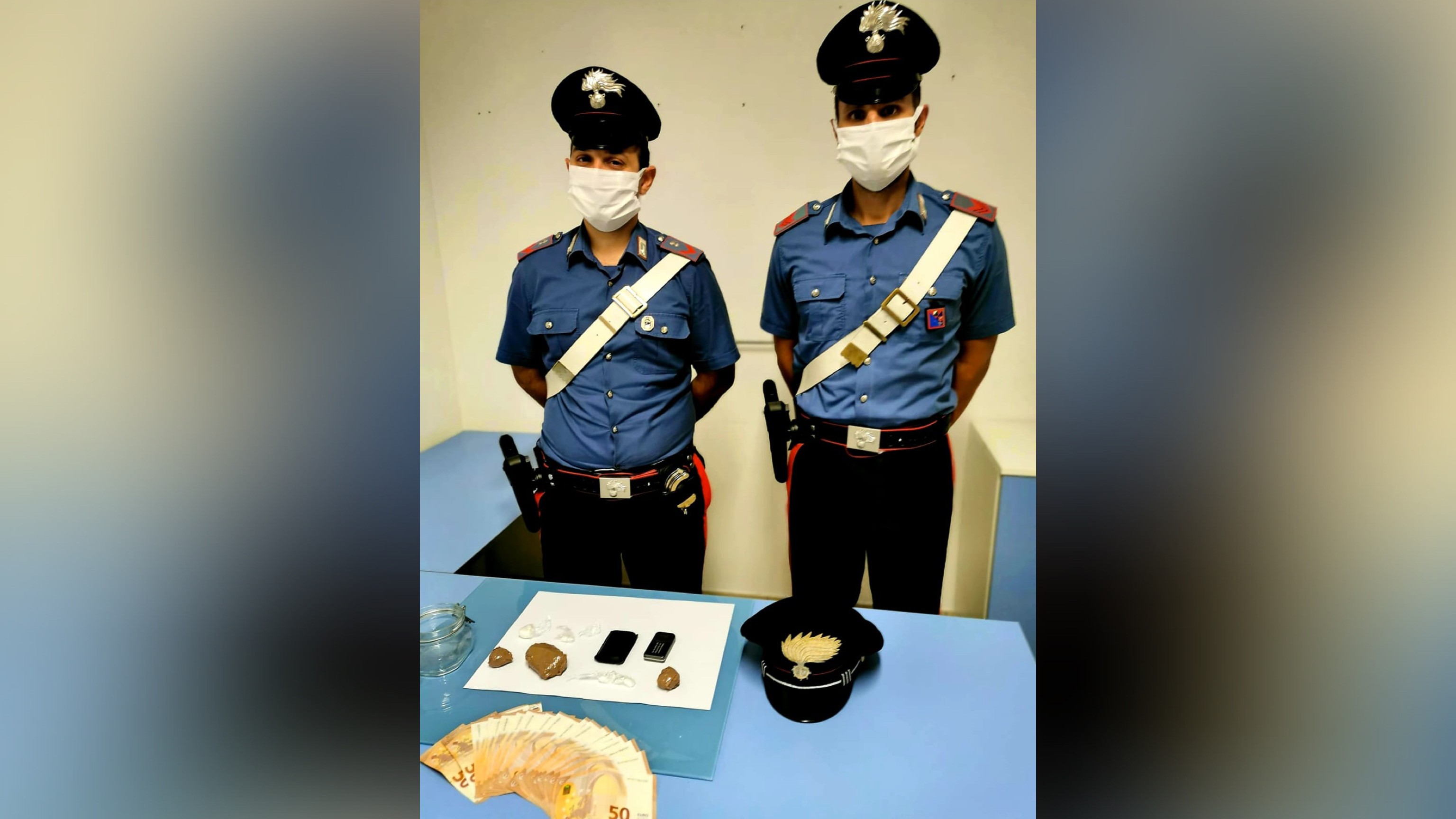 Durante un controllo trovata droga sotto la leva del cambio dell’auto, arrestato 30enne albanese