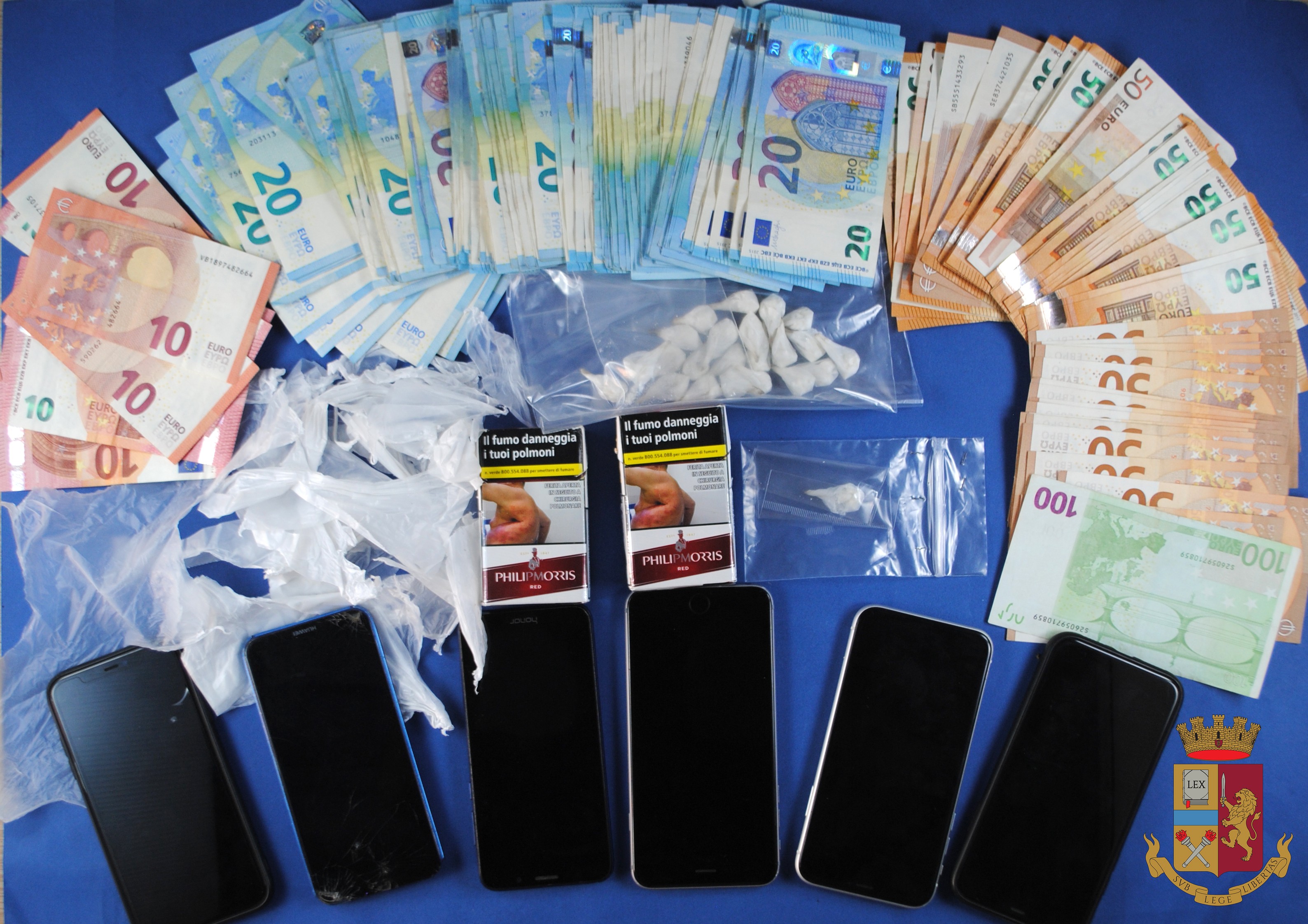 Cocaina e 5mila euro in contanti, irruzione in un appartamento del centro: arrestati 3 spacciatori, uno è minorenne