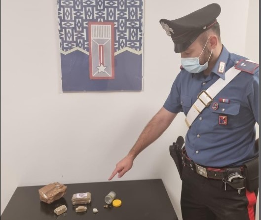 Tenore di vita alto e continui spostamenti: operaio 28enne arrestato per spaccio di droga