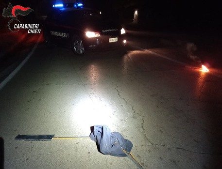 Carabinieri sventano assalto notturno al bancomat, ladri lanciano ordigni