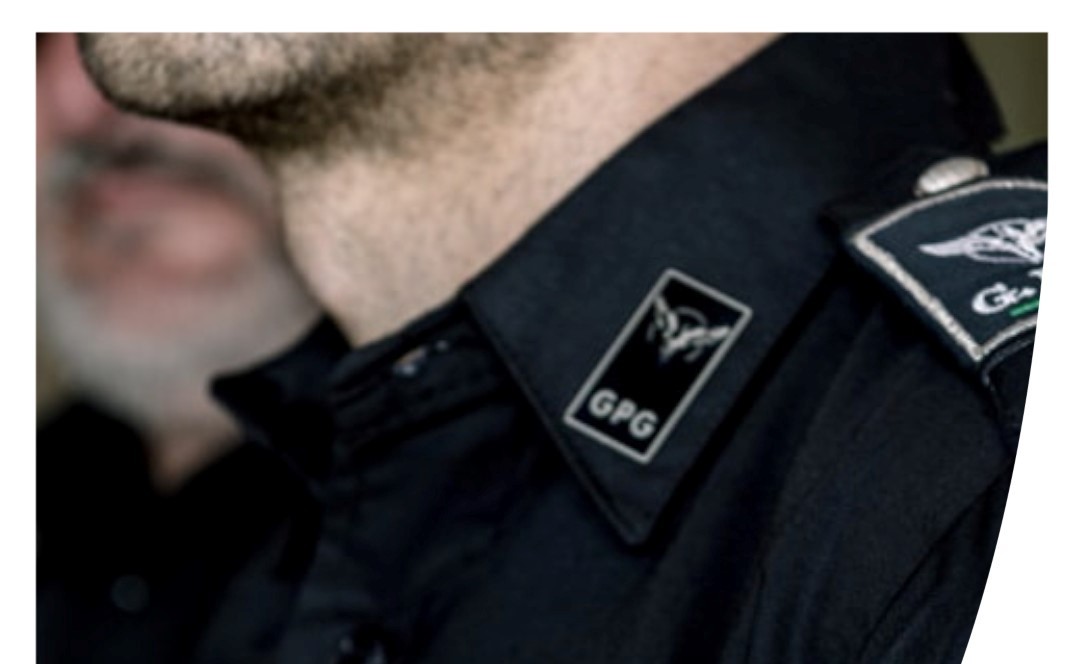 Sul bus senza biglietto e senza mascherina morde la mano al vigilante