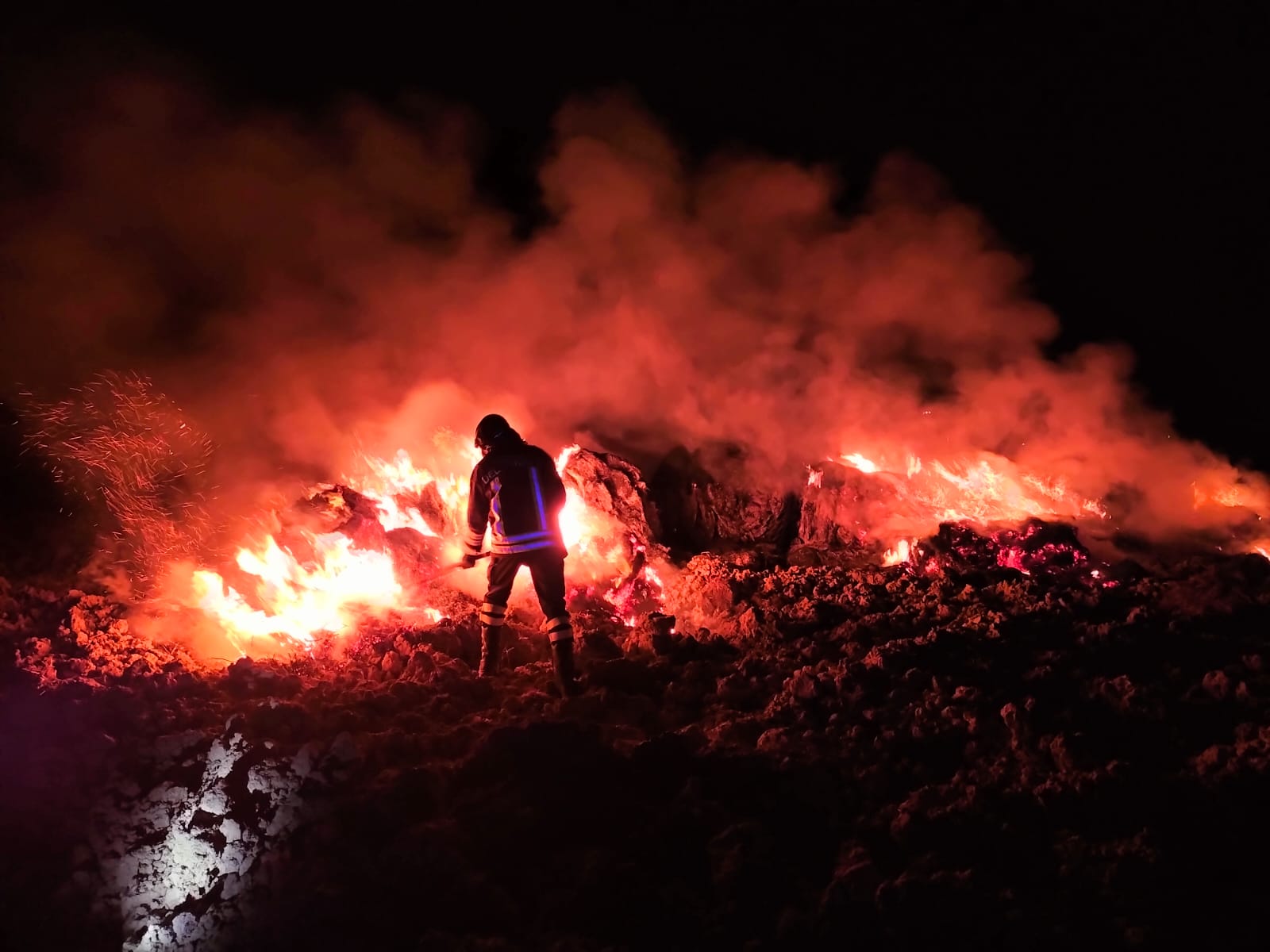 Scintilla dai binari, scoppia un incendio a ridosso della ferrovia: intervento dei vigili del fuoco (FOTO)