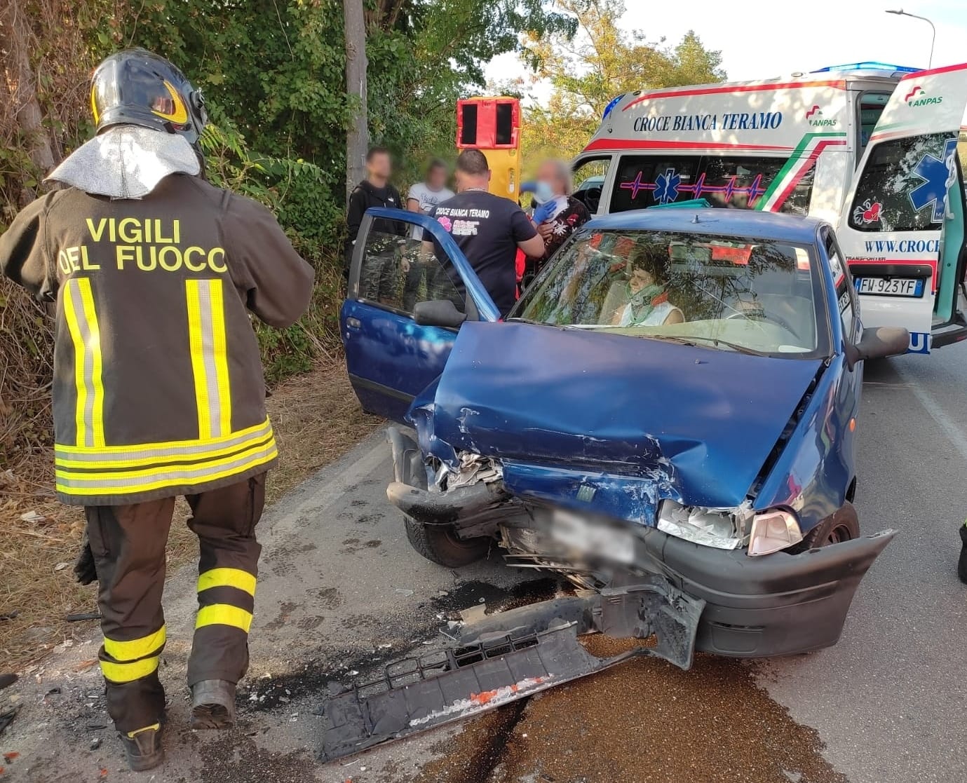 Scontro frontale tra due auto, vigili del fuoco per estrarre feriti: in 3 in ospedale