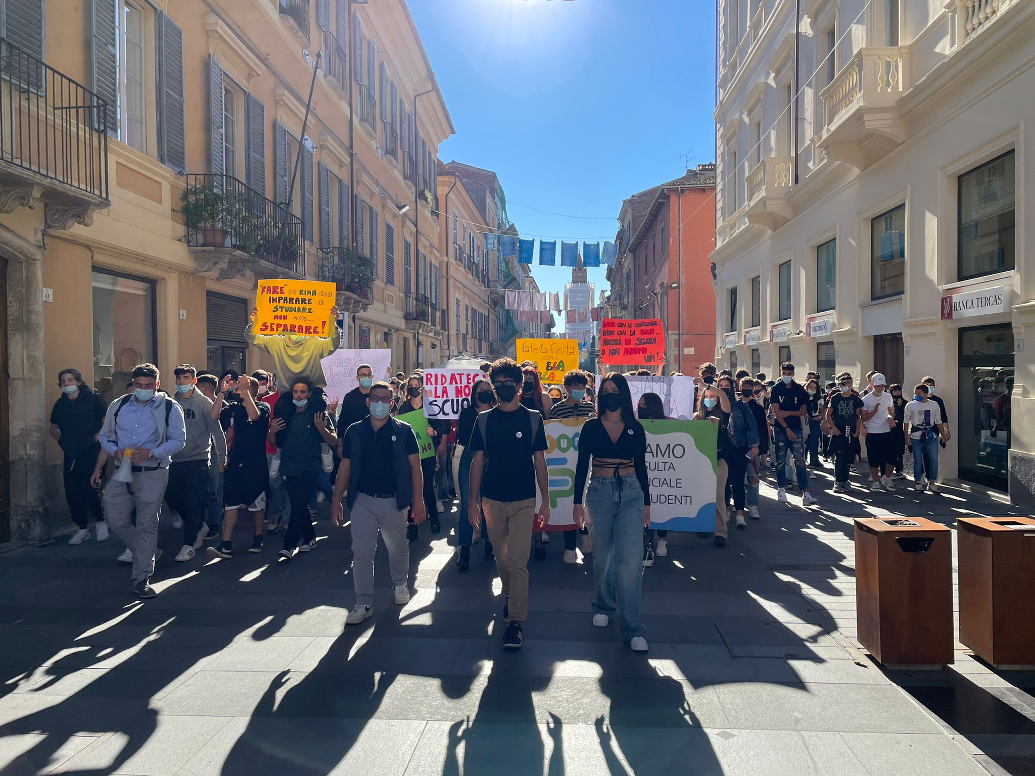 Mancanza di aule, più di 250 studenti in piazza con Consulta per edilizia scolastica dell’istituto Marino