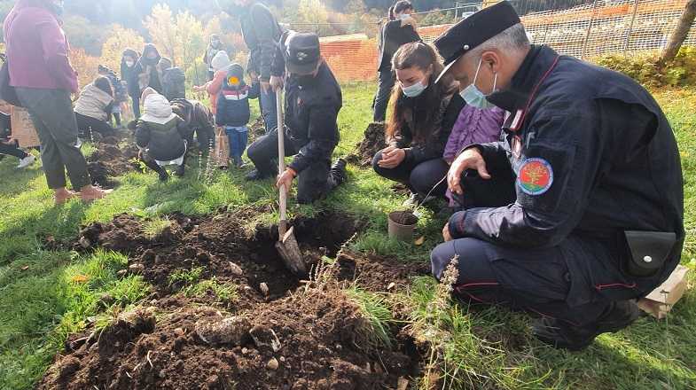 Il bosco diffuso prende forma anche in Abruzzo, studenti a lavoro con carabinieri della Biodiversità (FOTO)