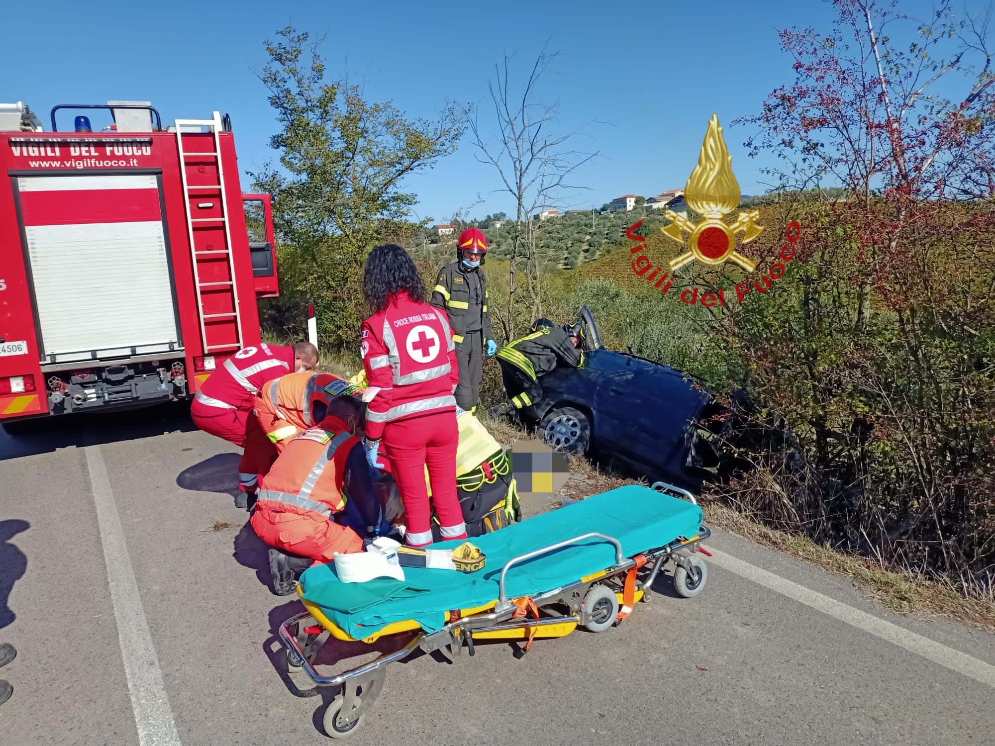 Esce di strada e rimane incastrato tra le lamiere dell’auto, intervento dei vigili del fuoco nel Pescarese